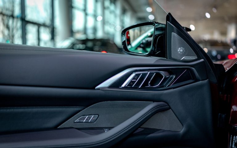 BMW M4 Türverkleidung mit Harman/Kardon-Lautsprecher