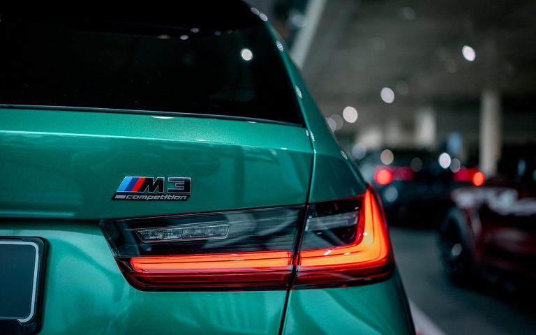 M3 Competition Schriftzug und Heckleuchte am grünen BMW M3 Touring