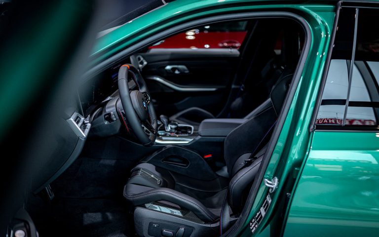 BMW M3 Touring Innenraum mit Schalensitz und offener Fahrertür