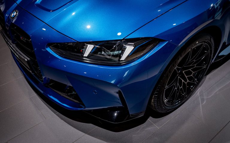 BMW M4 Front mit Scheinwerfer und Motorhaube in Nahaufnahme