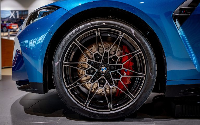 BMW M4 Felge mit roter Bremse und Pirelli-Reifen