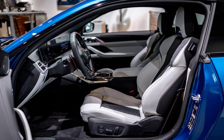 BMW M4 Innenraum mit Sportsitzen und offener Fahrertür