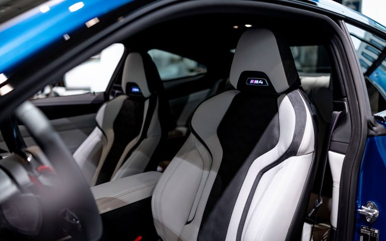 BMW M4 Sportsitz mit beleuchtetem M4-Logo