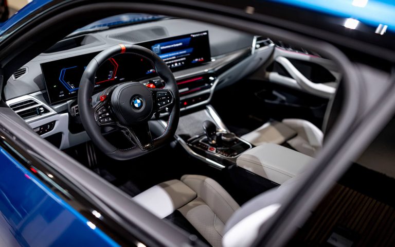 BMW M4 Innenraum aus Fahrersicht mit Cockpit