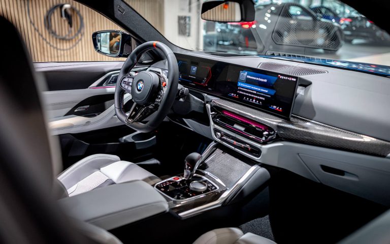 BMW M4 Innenraum mit Cockpit und Mittelkonsole