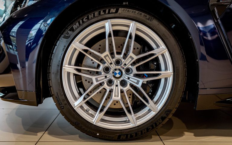 BMW M4 Felge mit Michelin-Reifen und Bremsscheibe
