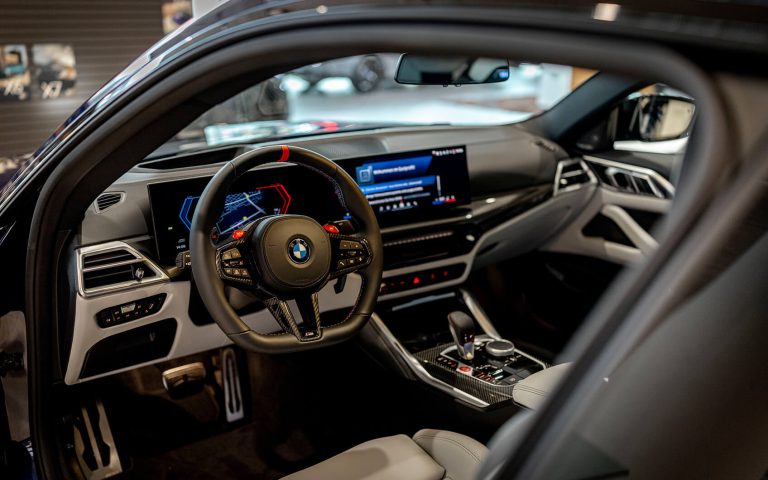 BMW M4 Cockpit mit Lenkrad und Digitaldisplay