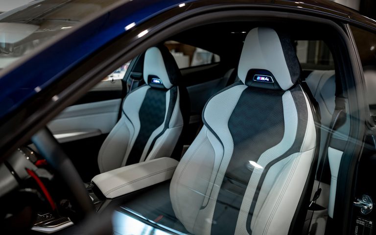 BMW M4 Sportsitze mit beleuchtetem M4-Logo