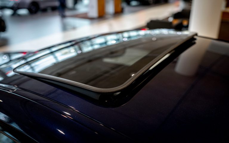 BMW M4 Glasdach in Nahaufnahme