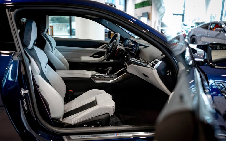 BMW M4 Innenraum mit weißen Sportsitzen