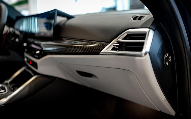BMW M4 Armaturenbrett mit Carbonleiste und Lüftungsdüse