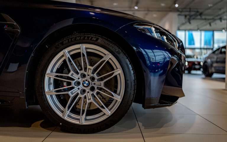 BMW M4 Vorderrad mit Michelin-Reifen und Bremsscheibe