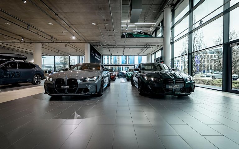 Grauer und schwarzer BMW M4 im Autohaus