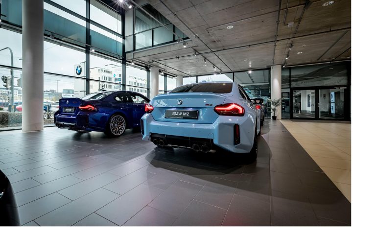 Zwei BMW M2 im Autohaus, Heckansicht