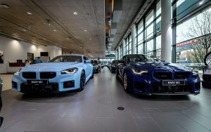 Zwei BMW M2 im Autohaus, Frontansicht