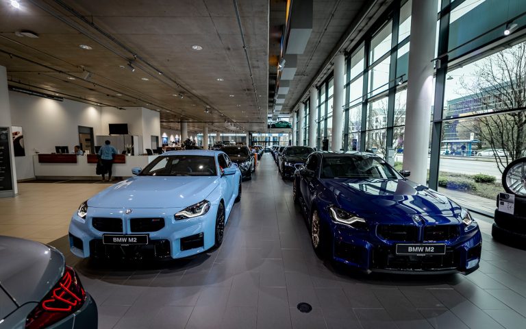 Zwei BMW M2 im Autohaus, Frontansicht