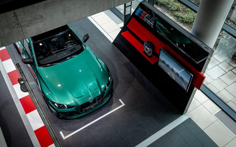 Grüner BMW M3 Touring im Autohaus, Ansicht von oben