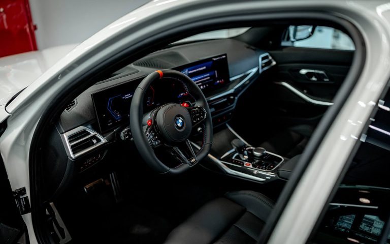 BMW M3 Innenraum mit Fahrersitz und offener Tür