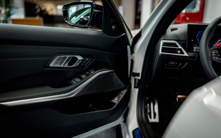 BMW M3 Türverkleidung mit Bedienelementen und Lautsprecher