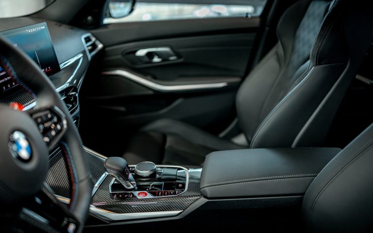 BMW M3 Cockpit mit Lenkrad und Digitaldisplay