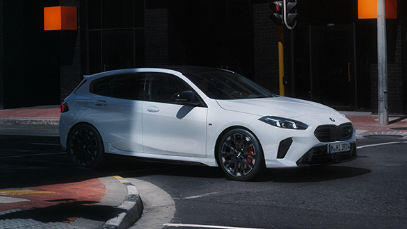 Weißer BMW 1er M in Seitenansicht auf Stadtstraße