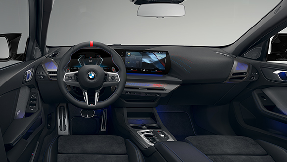 Cockpit des BMW 1er M mit Lenkrad, Display und Mittelkonsole