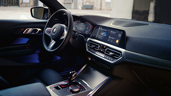 Interieur des BMW 2er Coupés mit digitalem Display, Infotainment-System und Lederlenkrad mit BMW-Emblem