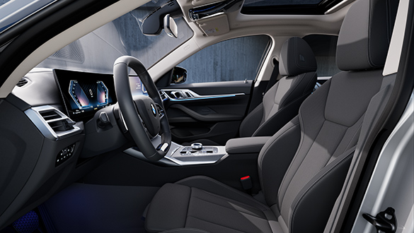 Blick durch die Fahrertür ins Cockpit des BMW 4er Gran Coupé mit schwarzen Sitzen und hochwertigen Designelementen