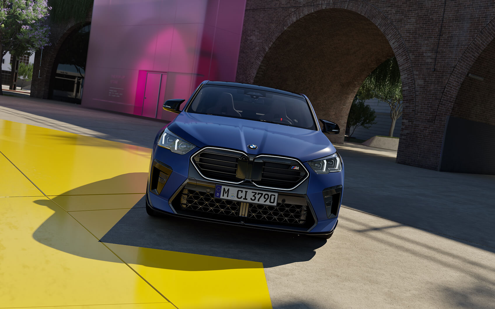 Blauer BMW X2 M in Frontansicht vor moderner Architektur