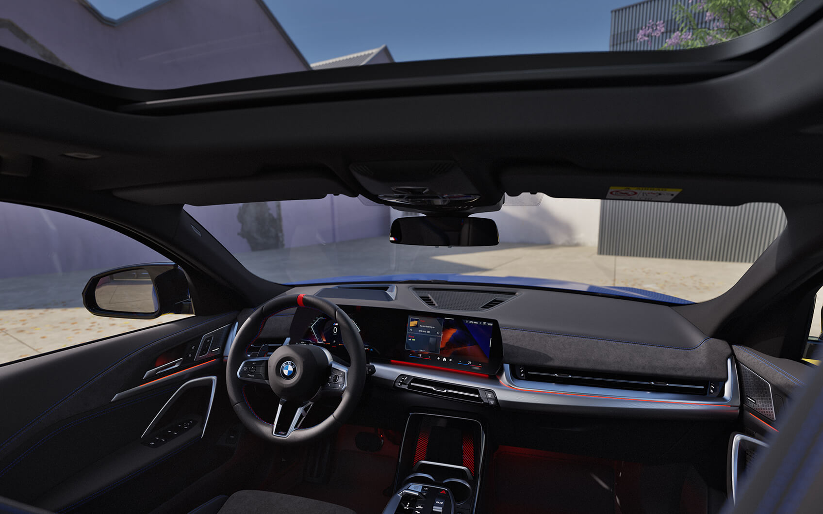 Cockpit des BMW X2 M mit Panoramadach und Display