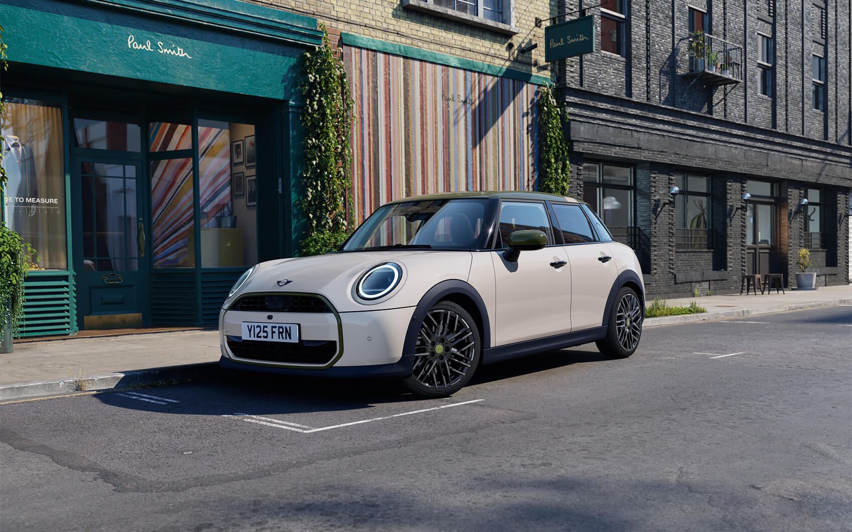 MINI 5-Türer Paul Smith Edition vor einem Paul Smith Store in einer urbanen Straße.
