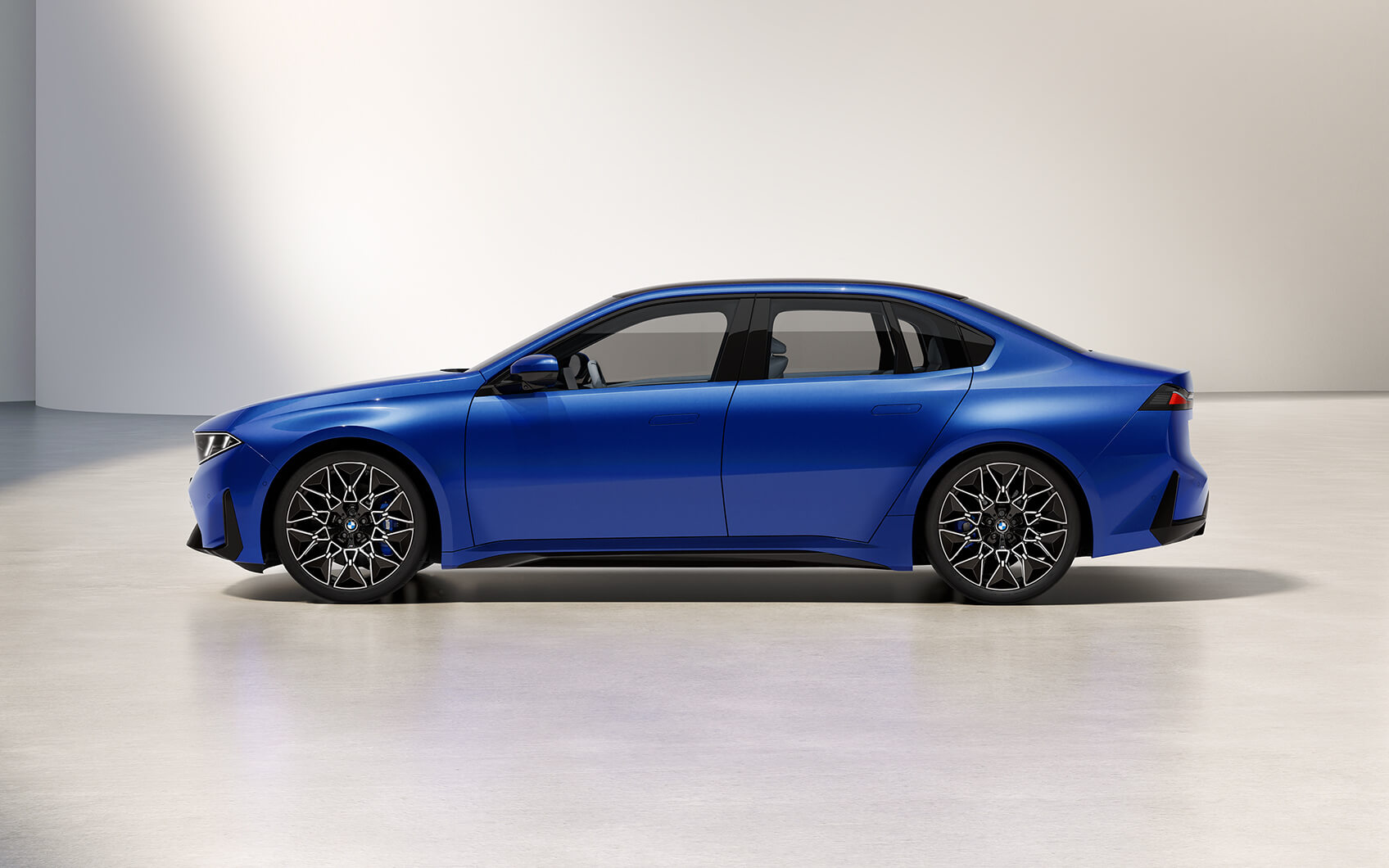 Blaue BMW i3 Limousine in der Seitenansicht