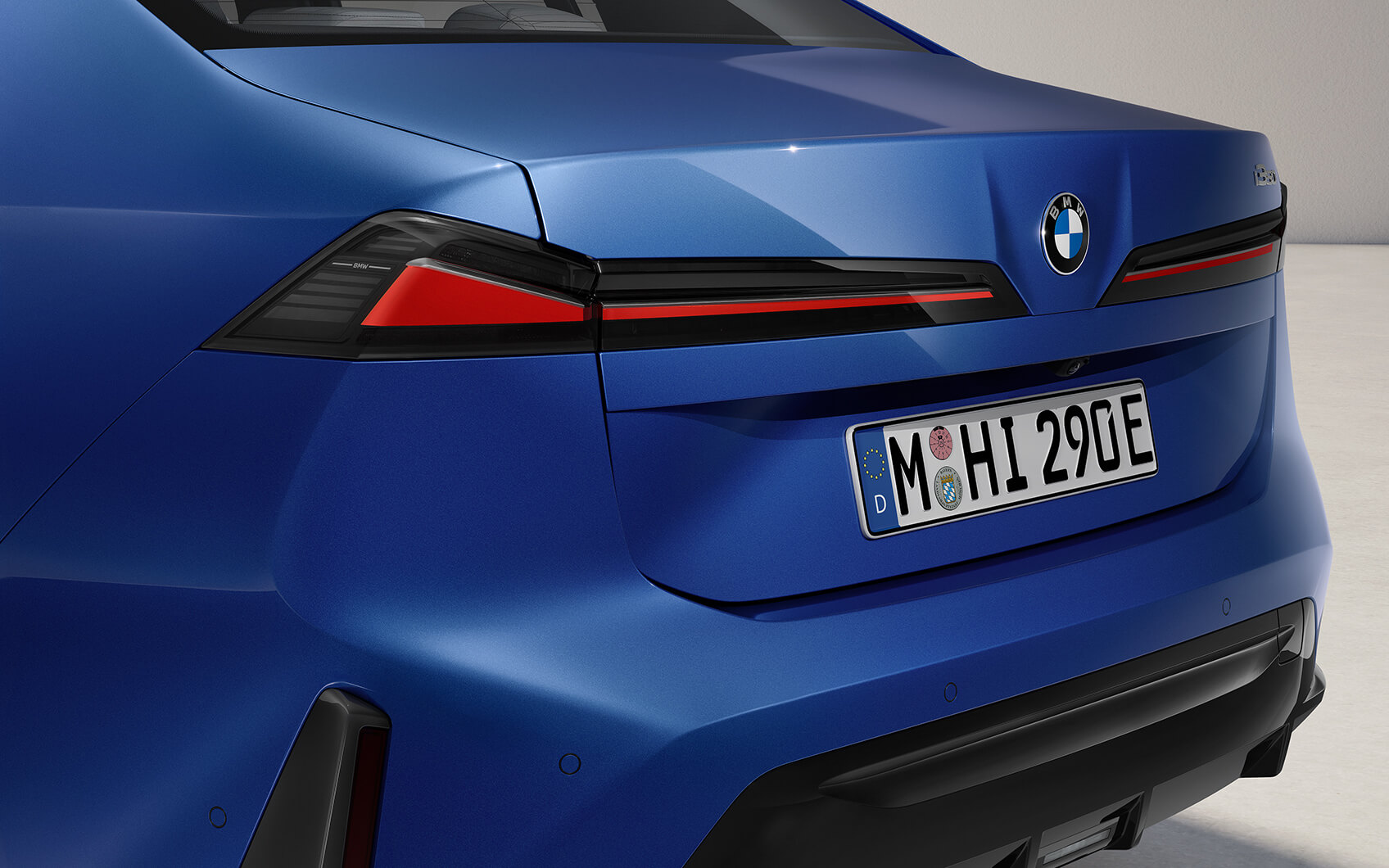 Heck der blauen BMW i3 Limousine mit durchgehendem Rücklichtband