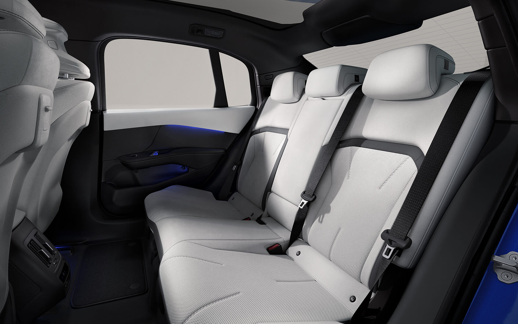 Rückbank der BMW i3 Limousine mit weißen Sitzen und blauer Ambientebeleuchtung