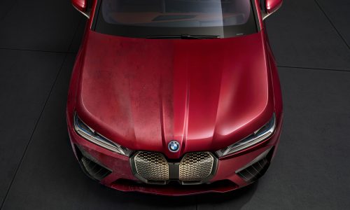 Rote BMW-Front mit geteilter Motorhaube, links verschmutzt, rechts sauber.