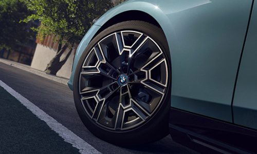 bmw-i5-touring-galeriebild-felge.jpg (https://airtable.com/appRJZgUePcuz4q27/tbljgE9ZNyr0JgXZh/reccHVFABefsZt5wK/fldZ9zdPfR3sHK3AP/attyCIVdYYwCHUiKu) Vorderrad des BMW i5 Touring, geparkt am Bordstein, in modernem Design in Stadtszenerie