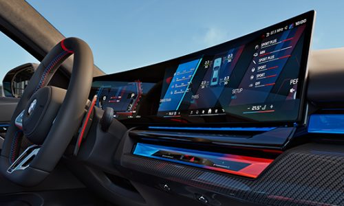 Nahaufnahme auf Lenkrad und BMW Curved Display in der BMW M5 Limousine