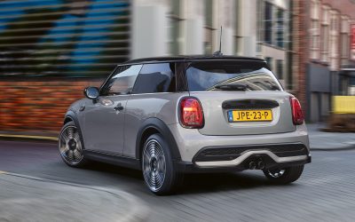 SIiberner MINI biegt in eine Seitenstraße ein