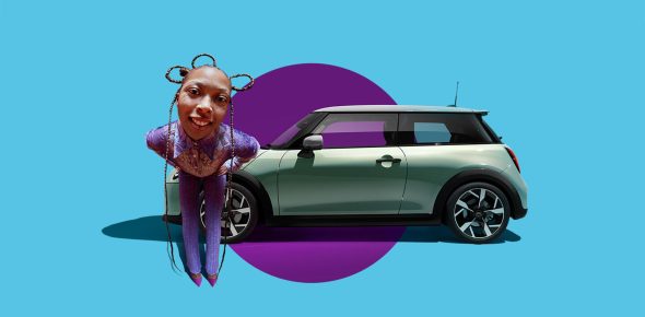 Studioaufnahme der Seitenansicht eines MINI Cooper in der Farbe Grün vor einem blauen Hintergrund, vor dem Fahrzeug steht eine Frau in violetter Kleidung