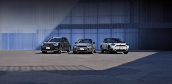Frontansicht von drei MINI Modellen geparkt vor einem modernem Gebäude