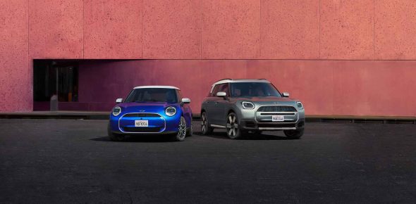 MINI Cooper und MINI Countryman stehen nebeneinander auf einer Fläche vor einem lachsfarbenen Gebäude